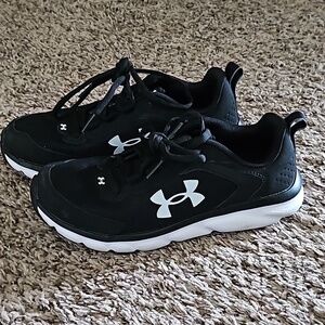 Under Armour - 4Y Black/White Youth Sneakers